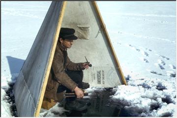 Ice fishing shanty-tent